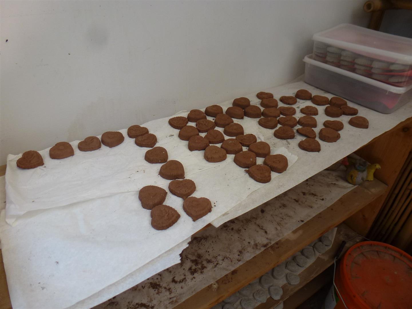 מוצר -עוגינה- המיוצר במקום ומיועד למכירה כסיוע לגידול צמחים וסיוע לקהילה