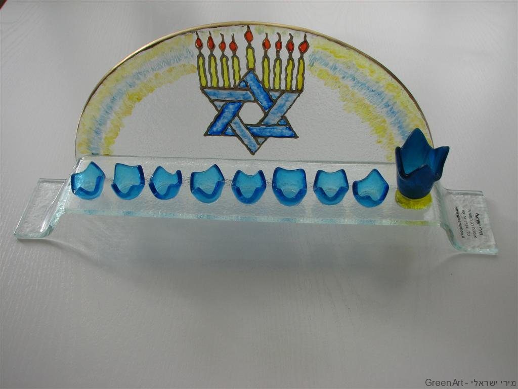 חנוכיה מעוטרת בצבעי זכוכית