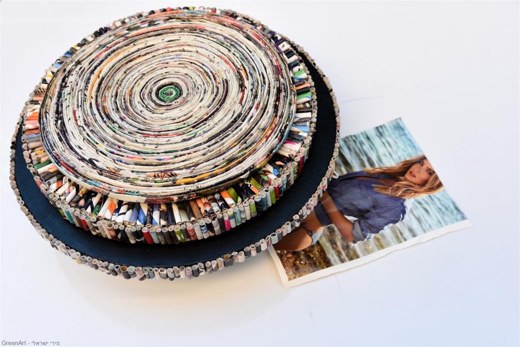  פיסול ספירלה מעגלית מנייר מגזינים צבעוניים וקרטון. אמנות מיחזור נייר - ECO ART