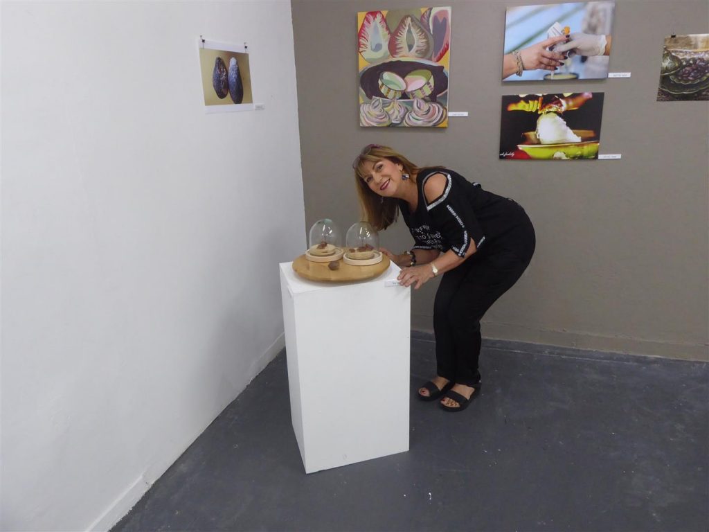 בתערוכה "על המר והמתוק" ליד הצבים שלי המפוסלים מגרעיני אבוקדו