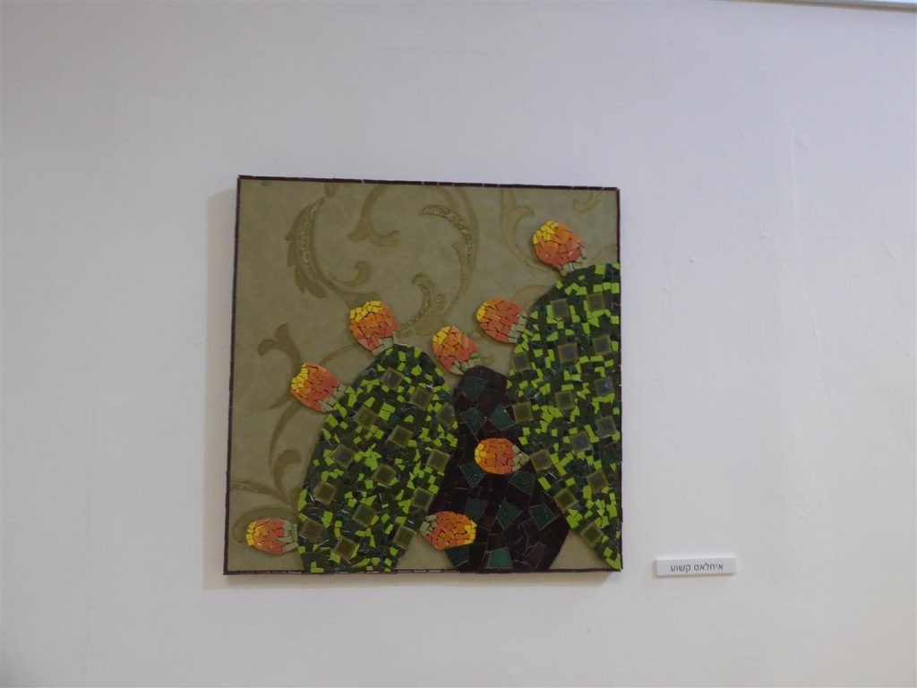עבודת פסיפס של צמחי הצבר מאת האמנית איחלאס קשוע