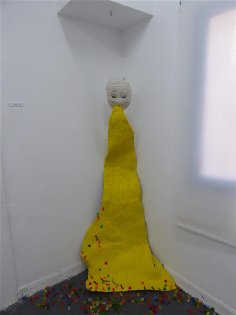 מיצב של מירי פסוב על תופעת בולמיה וצריכה מוגזמת של אוכל