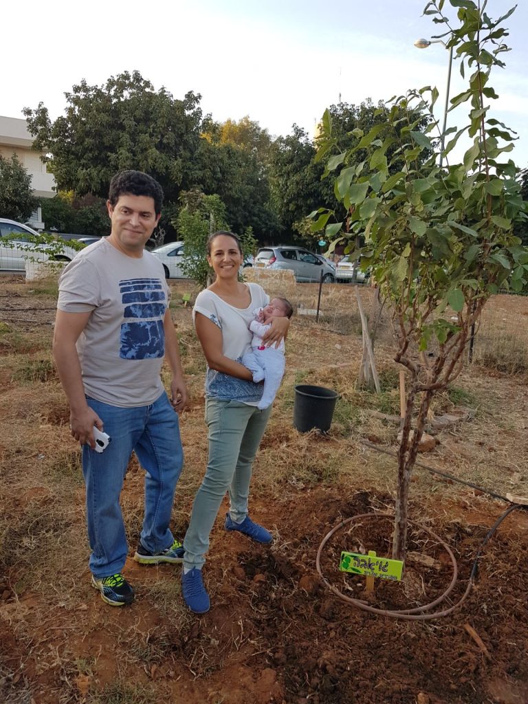 שותלים עץ גויאבה לרגל הולדתה של רומי בתם של קרן ועודד - אוקטובר 2017