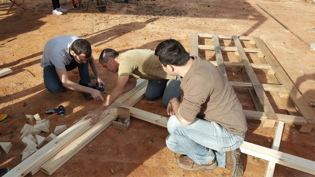 גילי אמיר ועדי יופה בבניית שלד המנבטה - ינואר 2017