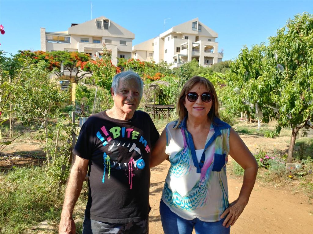 עם החבר שמעון כמא בסיור שערך לי לראשונה בגינת "הפעמונים" ברעננה