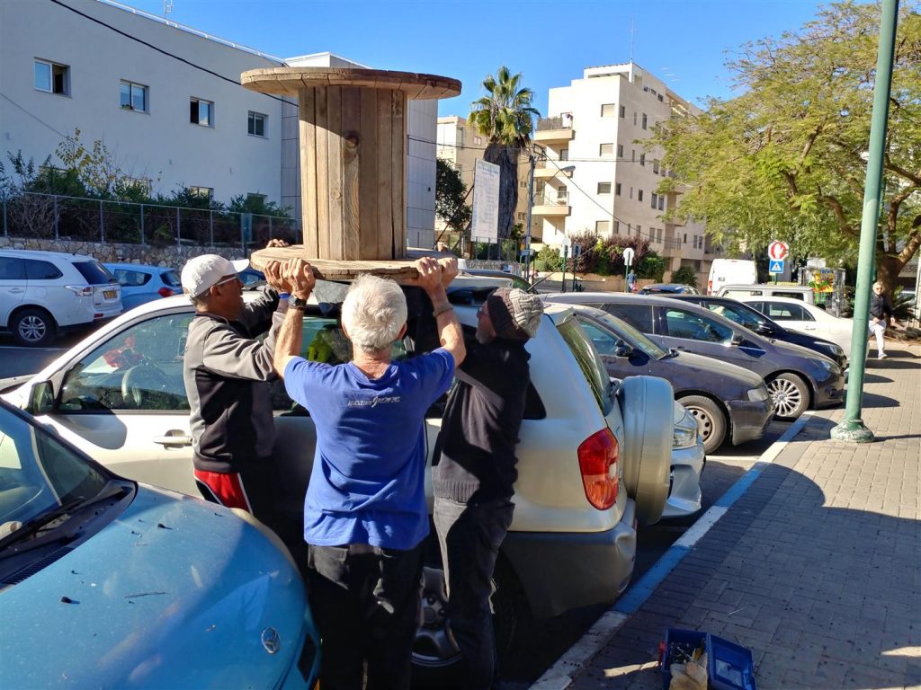 איסוף תופי העץ שהבאתי בעבר לגינת ברטוב העוברים כעת לגינת הפעמונים