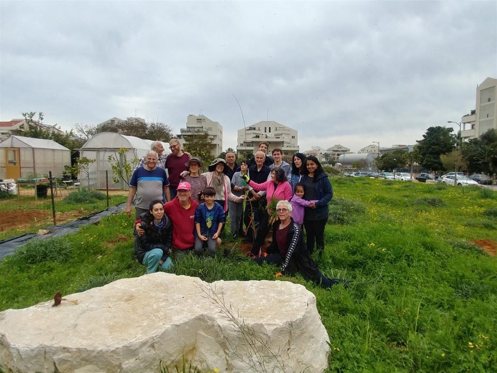 נטיעות בט"ו בשבט מחוץ לגינת "הפעמונים" - פברואר 2020