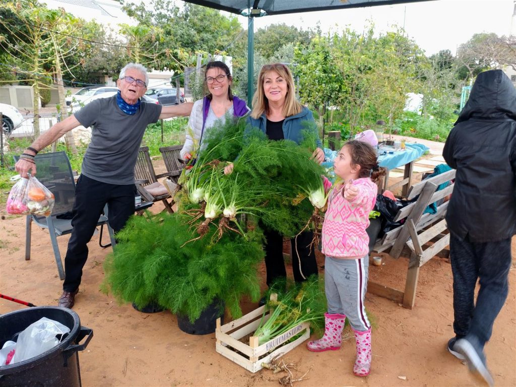 עם אלואיז, שבתאי ואליה הקטנה העוזרת לנו בקטיף השומר הטרי - פברואר 2020