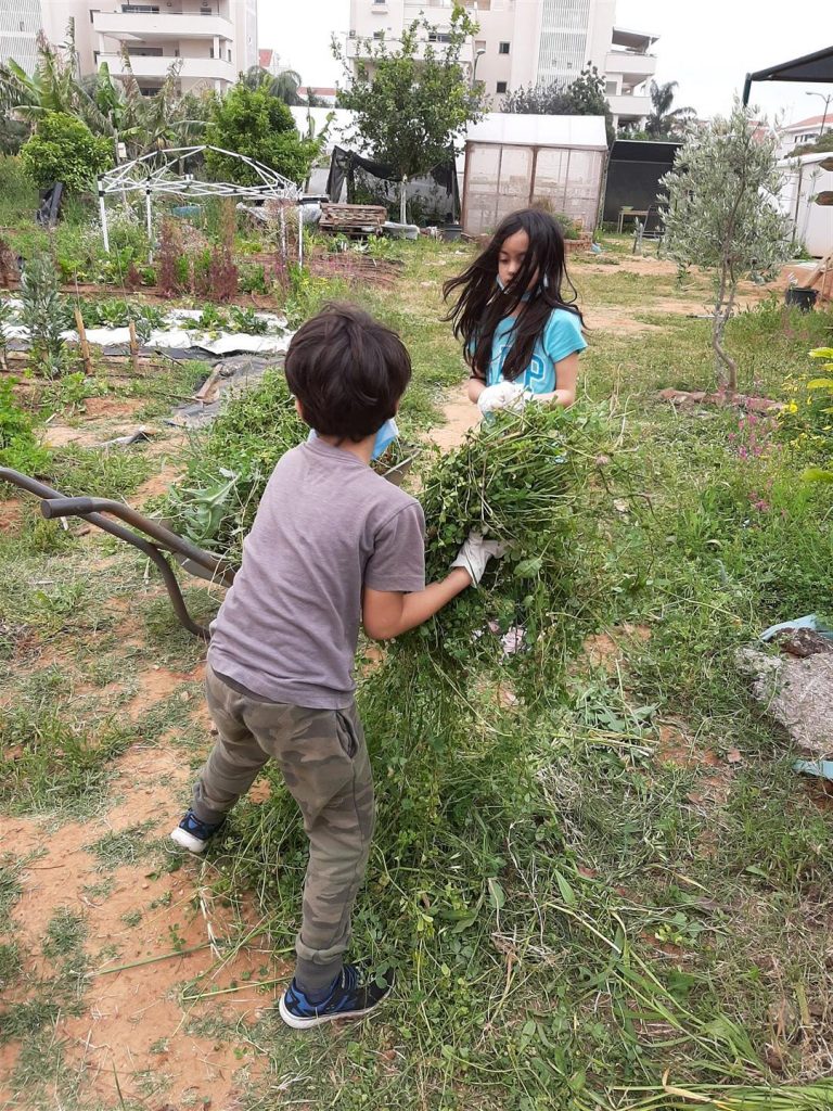 בתקופת הקורונה עובדים על פי ההנחיות - מיה ומתן ילדיה של לימור בניקוי העשבייה - אפריל 2020