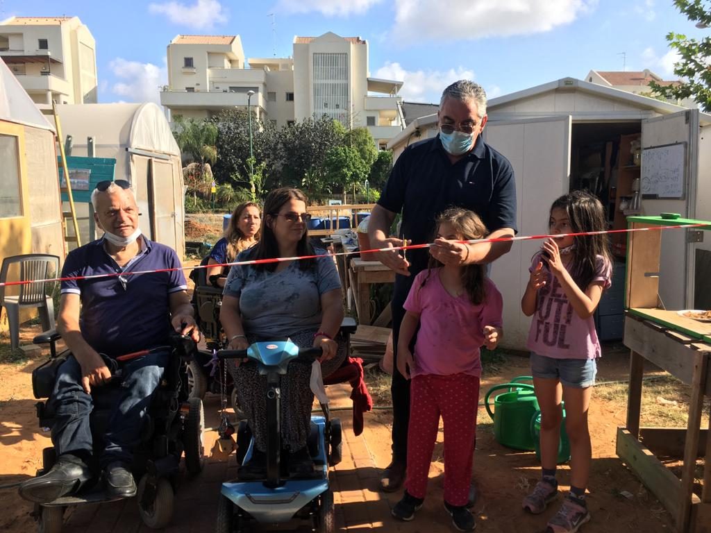 ראש עיריית רעננה חיים ברוידא חונך את השביל המרוצף החדש בעל הנגישות לבעלי המוגבלויות - יוני 2020