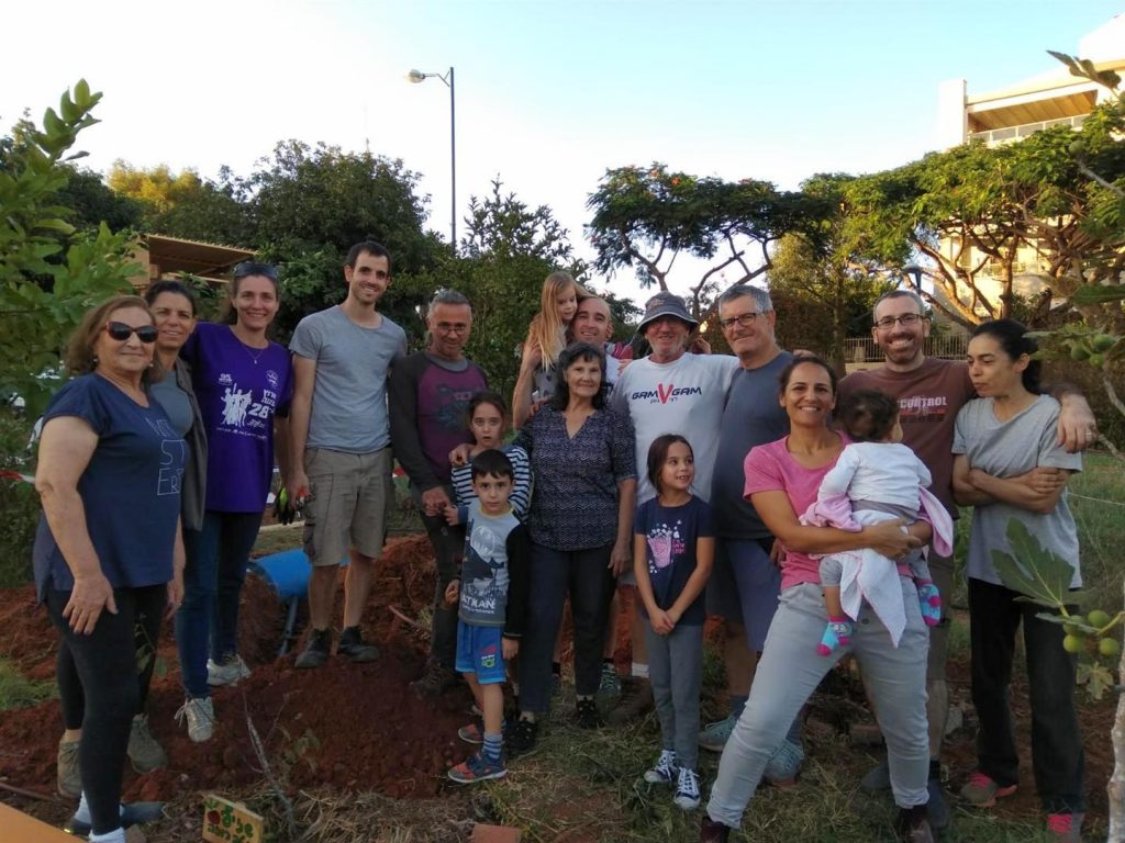 הכנות צוות הגינה בהקמת ביתן השירותים - אוקטובר 2018