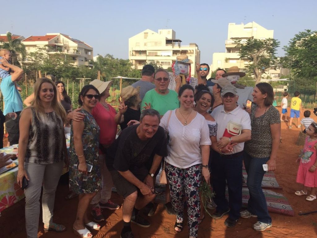 החברים עם ראש העיר לשעבר מר זאב ביילסקי וסגנתו הגב' סימה פרי - שנת 2016