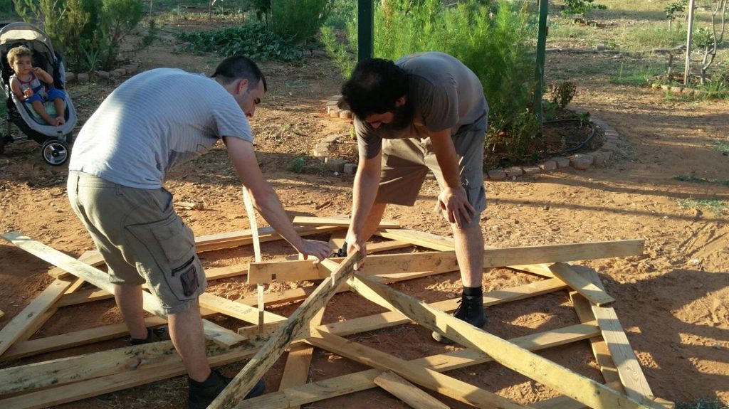 רועי ועדי בבניית שלד הגזיבו שבגינת "הפעמונים" ברעננה - יולי 2017