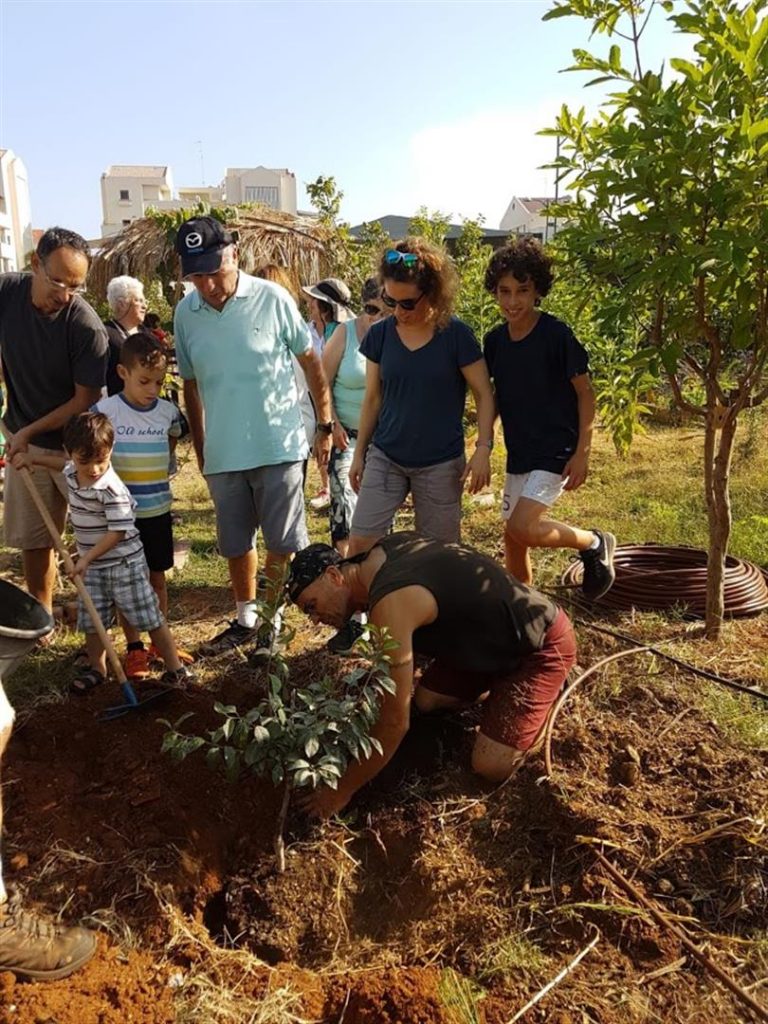 אלי יהל בשתילה עץ לחגיגת בר מצווה ליונתן אונא