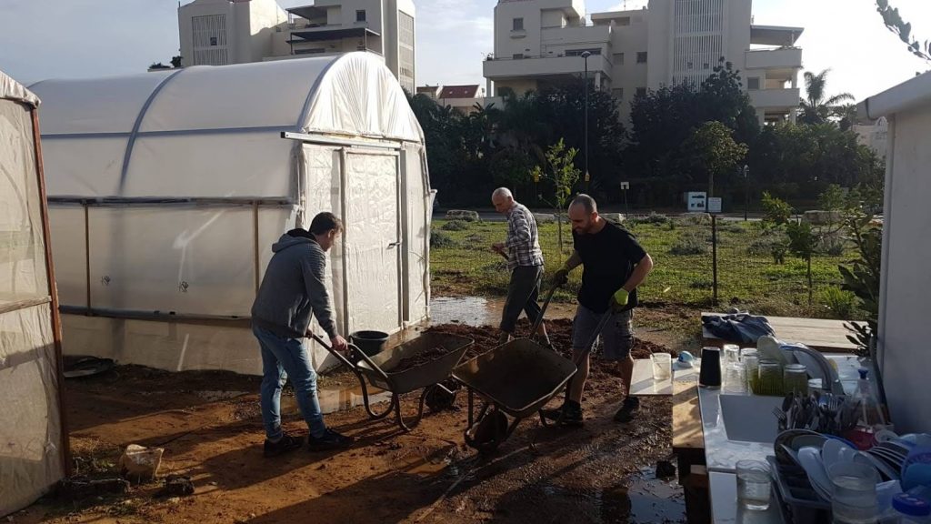 החברים מכינים תשתית לערוגות חדשות - ינואר 2020