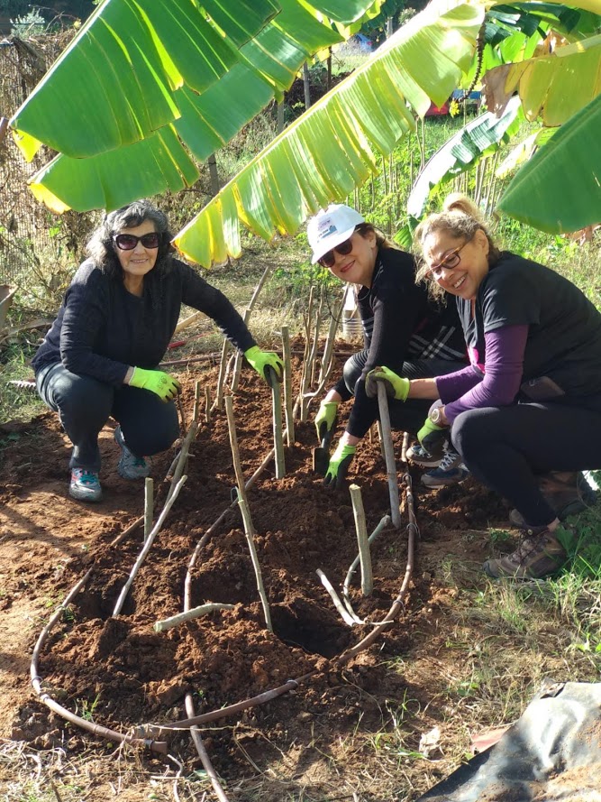 חורף 2020 - עם אילנה ומרסלי שותלות את עצי המורינגה לצמיחה מחודשת