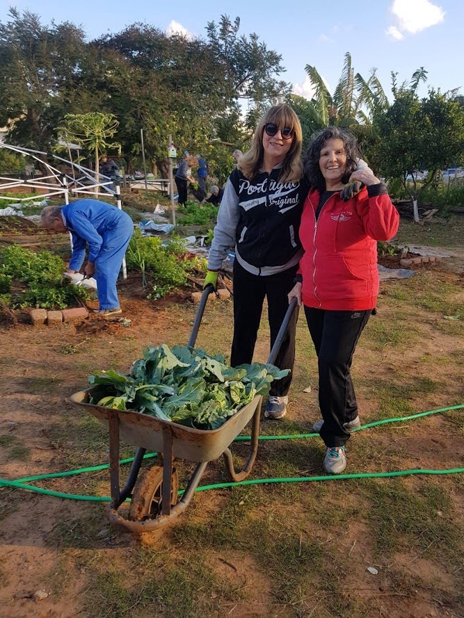 עם אילנה החקלאית המושבניקית שמלמדת אותי חקלאות עירונית