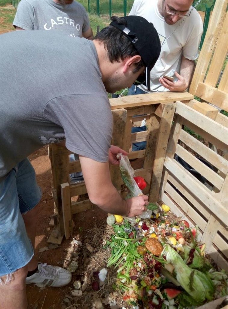 פינוי פסולת המזון האורגני לקומפוסטר הראשון - שנת 2016