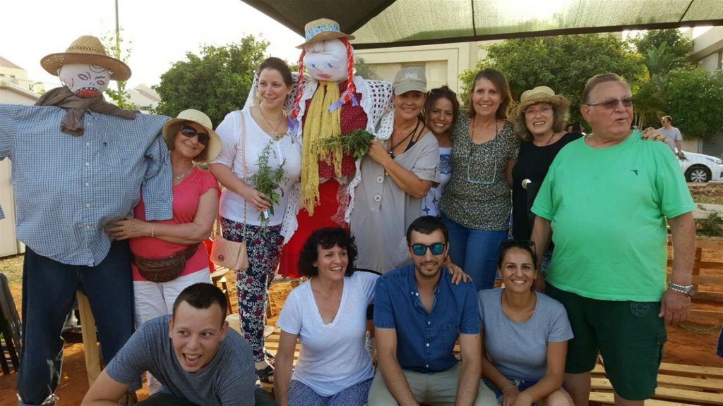 חברי הגינה עם הדחלילים היצירתיים שיצרו לגינה - נובמבר 2016