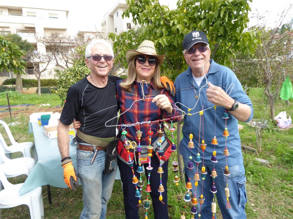 עם בני ושבתאי בהפנינג ט"ו בשבט למען תושבי רעננה -פברואר 2020