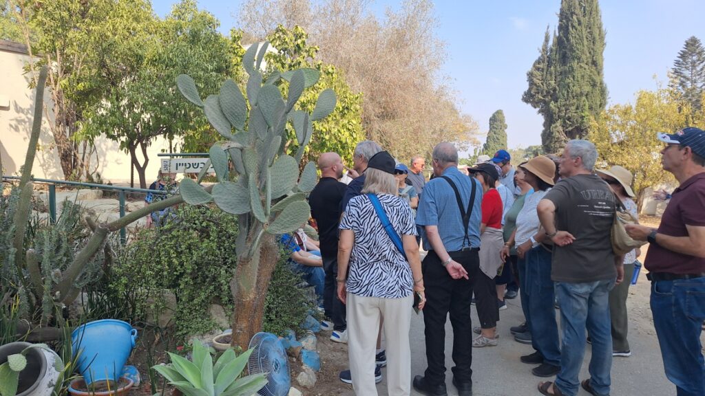אלון פוטרמן בהדרכה ליד הבית של אופיר ליבשטיין שנרצח בכפר עזה עם בנו ניצן ז"ל