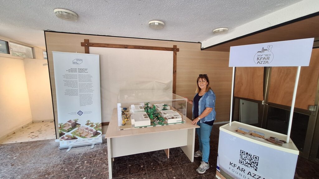 המיצב להקמת שכונת הצעירים החדשה המעוצבת מחלקי לגו - המזכירים לי שאספתי לגו למפוני כפר עזה.