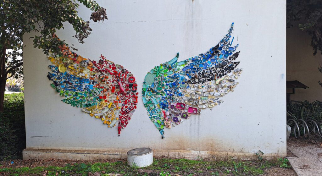 המיצב הקהילתי והסביבתי "כנפיים של בובה" לזכרם של משפחת קוץ שנרצחה בביתם בכפר עזה