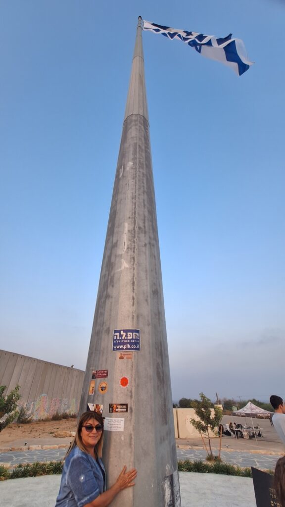 גאה לחבק את התורן הגבוה ביותר בארץ כ 50 מטר גובה המניף את הדגל הגדול המשקיף על עזה מתוך נתיב העשרה