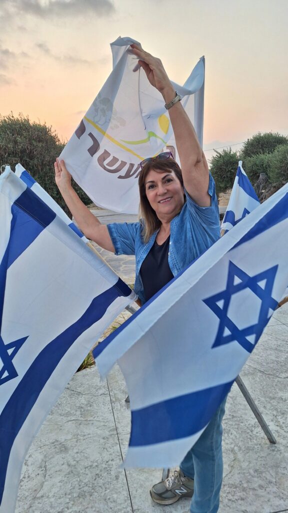 במרכז האתר "נתיב התקווה" עם דגל "נתיב העשרה" ודגלי ישראל