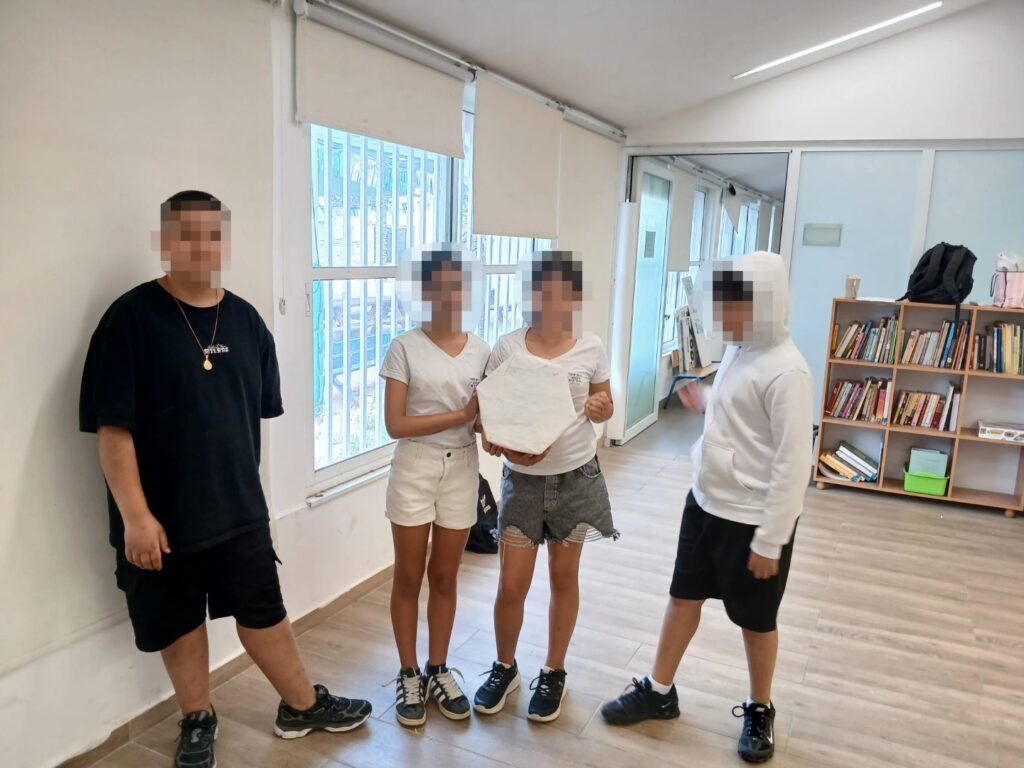 תלמידי שכבת כיתות ו' עם שרפרף שעיצבו מקרטוני חלב לפינת ישיבה ידידותית לסביבה