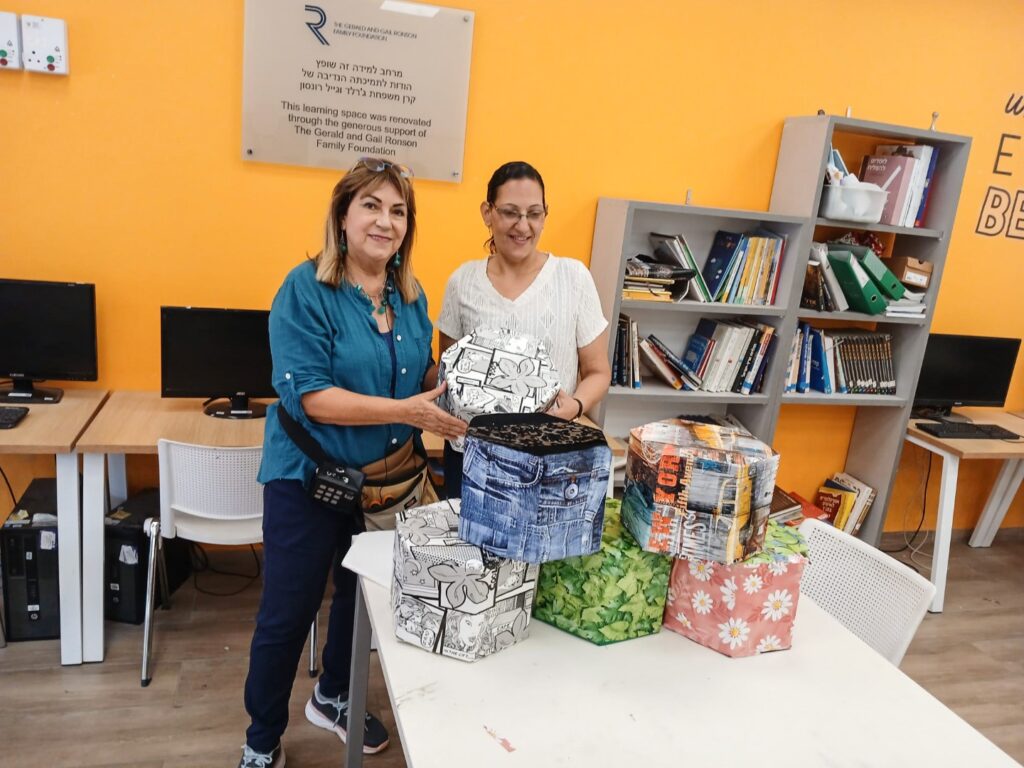 תודה למורה שירן יוזמת הסדנה לעיצוב שרפרפים מקרטוני חלב בשימוש חוזר