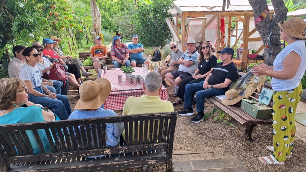 עודדה בהסבר על הפעילות בגינה קהילתית "הפעמונים" וחגיגת עשור לגינה