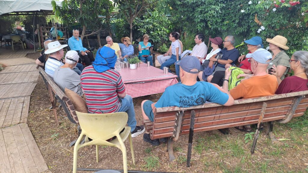 אבי בהסבר לעורכי ויקיפדיה בסיור שערכו בגינת "הפעמונים" ברעננה