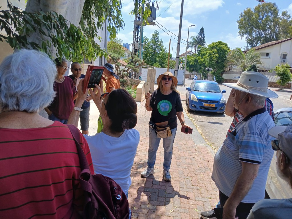 סיור לעורכי ויקיפדיה ליד עץ האקליפטוס העתיק שניצל מכריתה עקב מאבק אזרחי של נאמני העצים