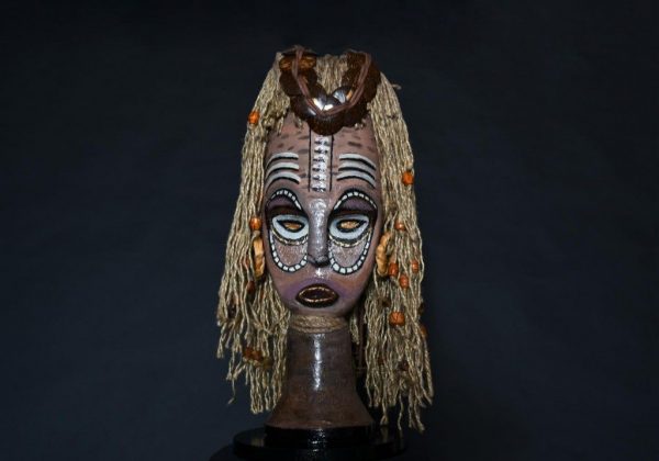 פיסול מסכה אפריקאית מפסולת מוצרי פלסטיק לאמנות אקולוגית